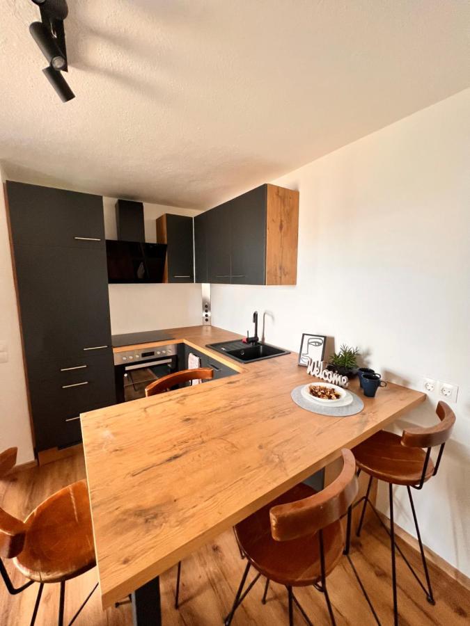 Perfekte Lage! Ganze Wohnung Burgblick Residenz Sankt Veit an der Glan Exterior foto